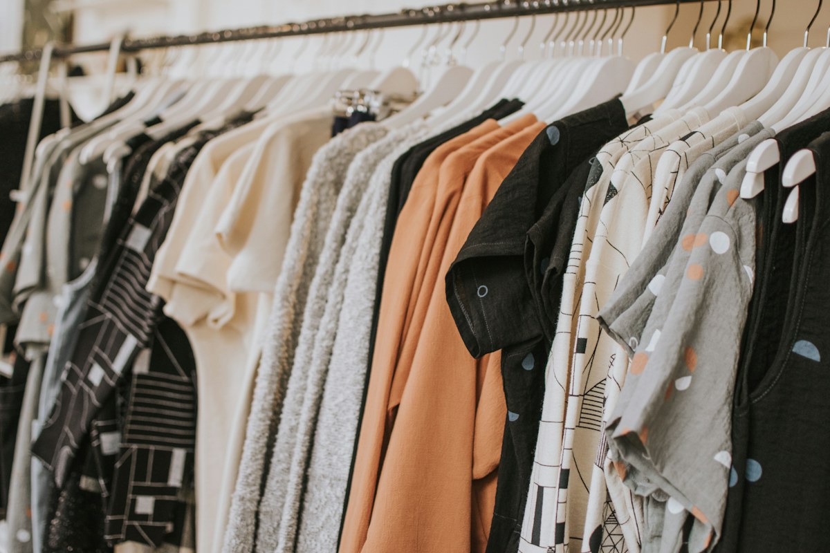 Vêtements sur cintres